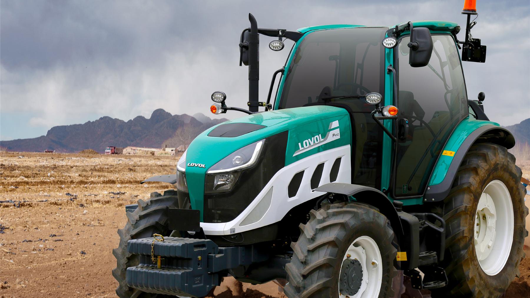 Tractor Lovol P4110 con cabina en campo recién arado